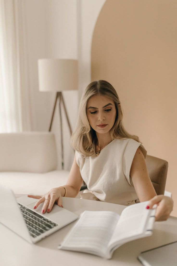 Klarer, strukturierter Weg, der ein Ziel symbolisiert