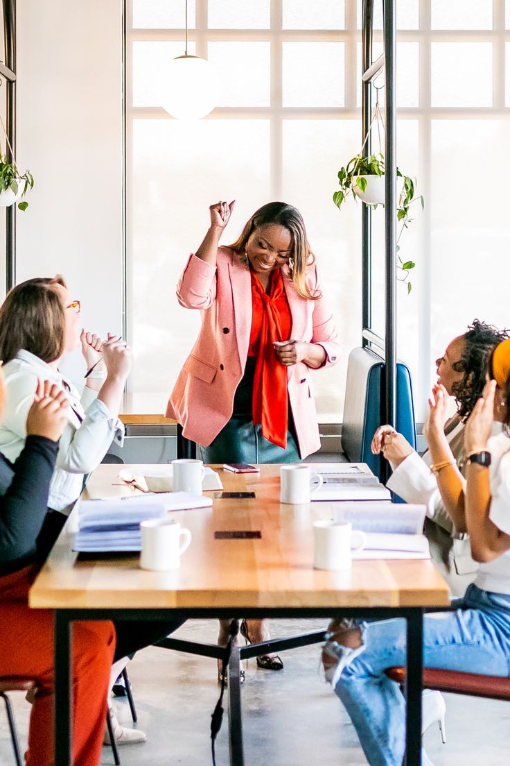 Gruppe von Menschen, die zusammenarbeiten, um Ziele zu erreichen